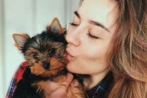 Ragazza che bacia un cagnolino