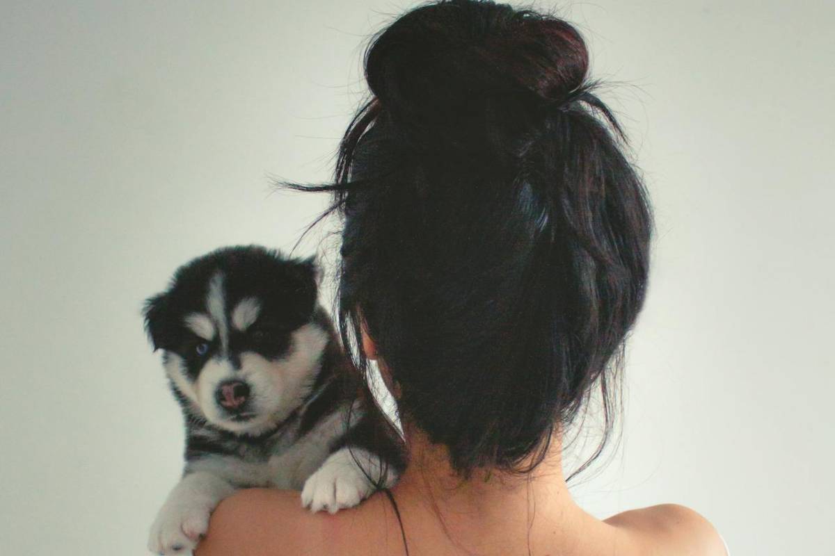 Ragazza con cagnolino in braccio